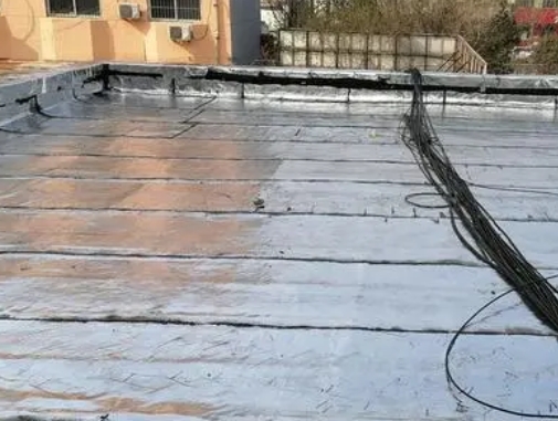 屏边卫生间漏水维修公司分享下屏边屋面楼顶防水刚性防水层施工要点。